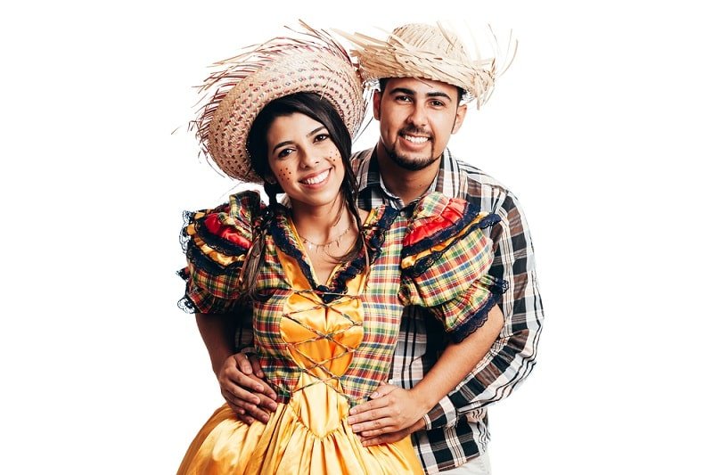 Brasilianisches Paar, das traditionelle Kleidung für Festa Junina trägt