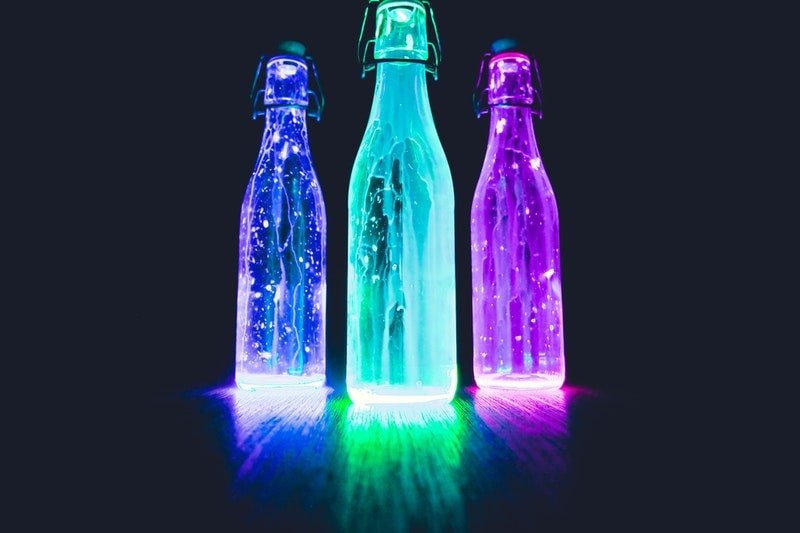 Drei Alkoholflaschen mit bunter LED-Dekoration