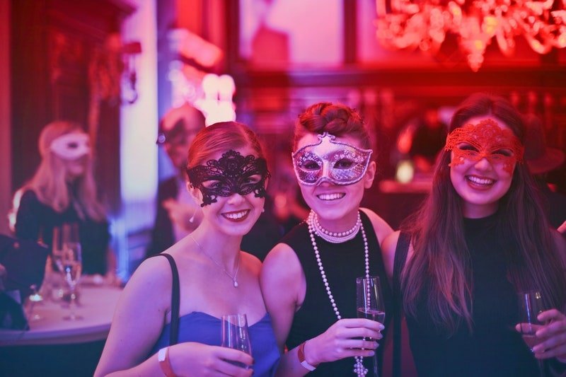 Foto-von-Frauen-die-Masken-tragen Foto-von-Frauen-die-Masken-tragen