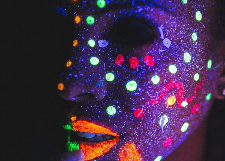 Schwarzlicht Party - Lassen Sie Es Funkeln Schwarzlicht Party - Lassen Sie Es Funkeln