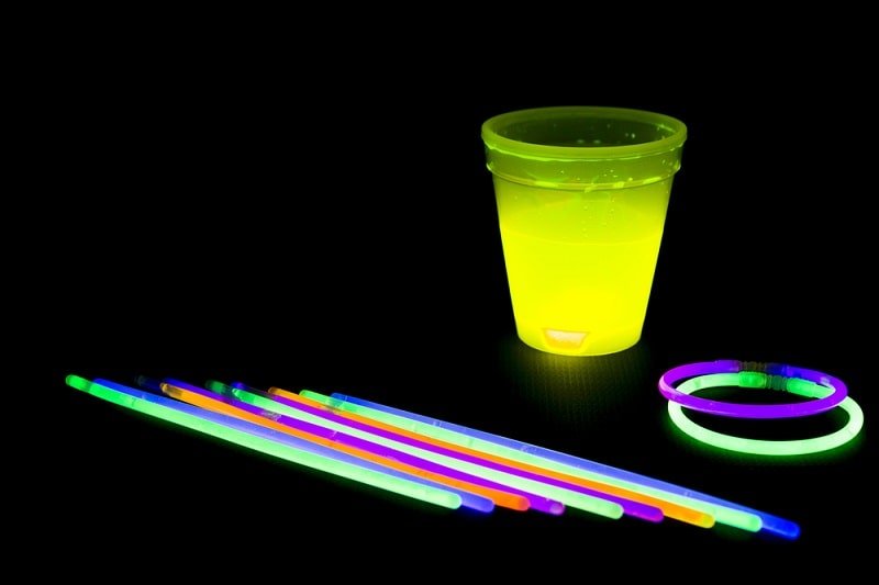 Gelb gefärbtes fluoreszierendes Glas mit Leuchtstofflampen