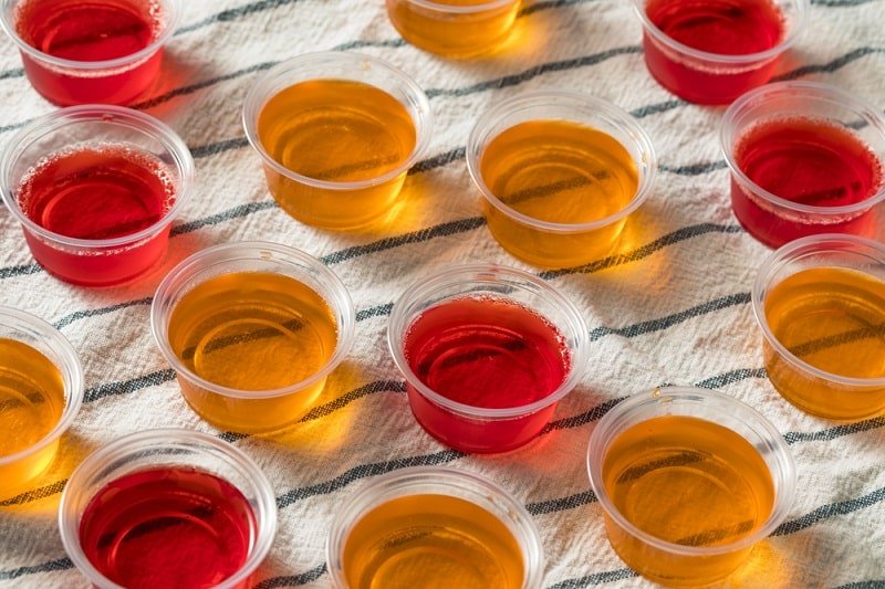 Hausgemachte-süße-alkoholische-Gelatine-Schüsse-in-Plastikbechern Hausgemachte-süße-alkoholische-Gelatine-Schüsse-in-Plastikbechern