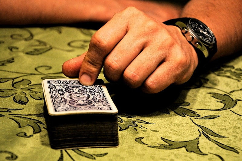 Rommé Kartenspiel Dealer spielbereit