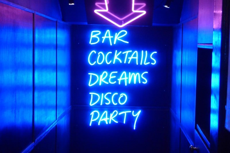 Leuchtreklame Bar Cocktails Träume Disco-Party