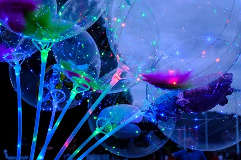 Luftballons-mit-Helium-und-LED-Lichtern-gefüllt Luftballons-mit-Helium-und-LED-Lichtern-gefüllt