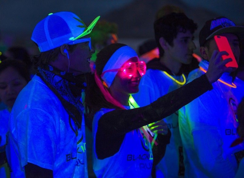 Mann-und-Frau-nehmen-Selfie-im-Schwarzlicht Mann-und-Frau-nehmen-Selfie-im-Schwarzlicht
