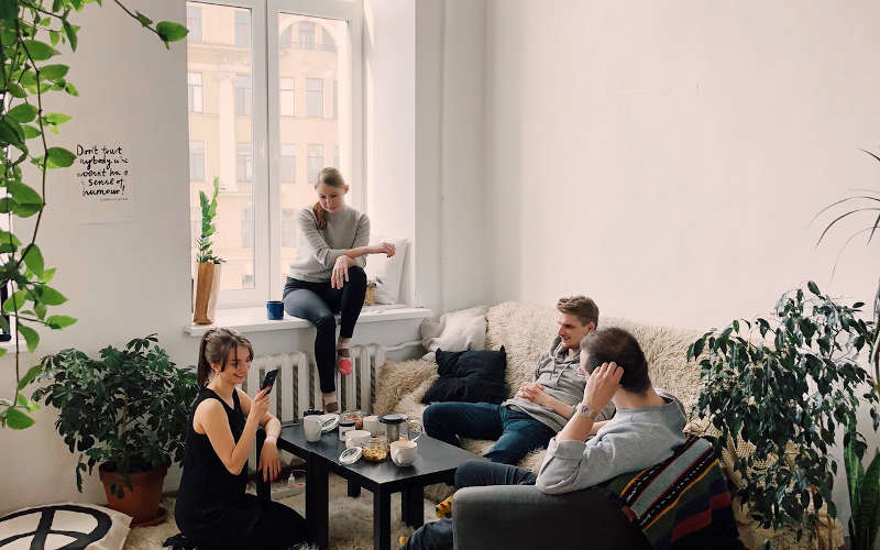 Einweihungsparty – Die 10 Wichtigsten Tipps Menschen-versammelten-sich-im-Haus-und-saßen-auf-dem-Sofa