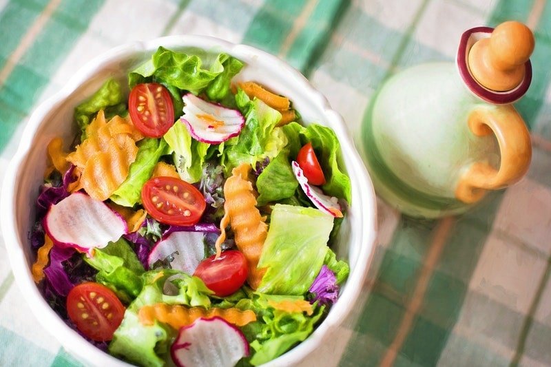 Nahaufnahme des Salats mit frischem Gemüse auf dem Teller