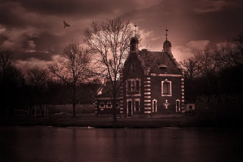 dunkles Haus am Seeufer