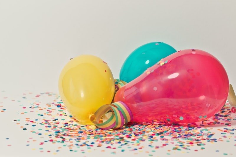 Einweihungsparty -gelb-rosa-blaue-Partyballons