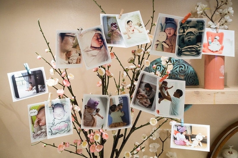 Alles über Babyparty: Spiele, Organisation & Geschenke Babybilder hängen an einem Baum