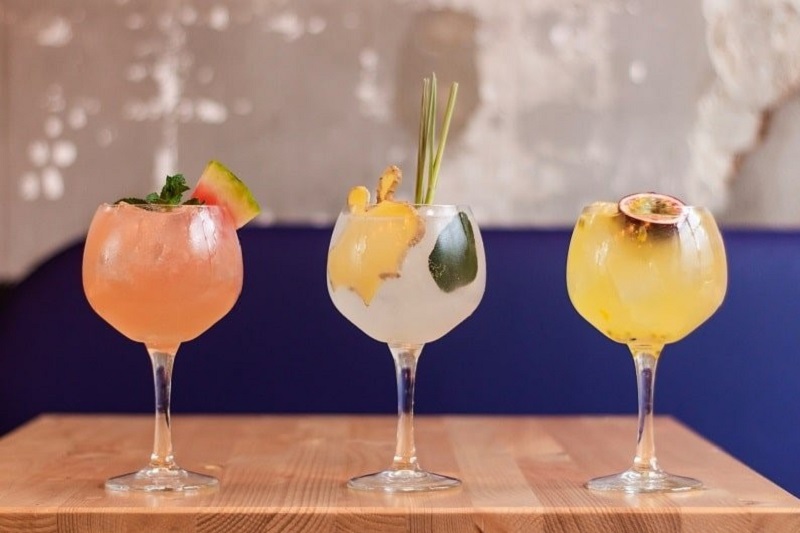 Drei-Glasbecher-mit-alkoholfreien-Cocktails