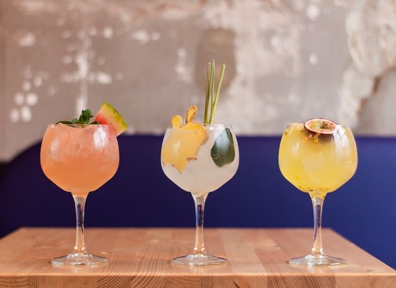 Alles über Babyparty: Spiele, Organisation & Geschenke Drei Glasbecher mit alkoholfreien Cocktails