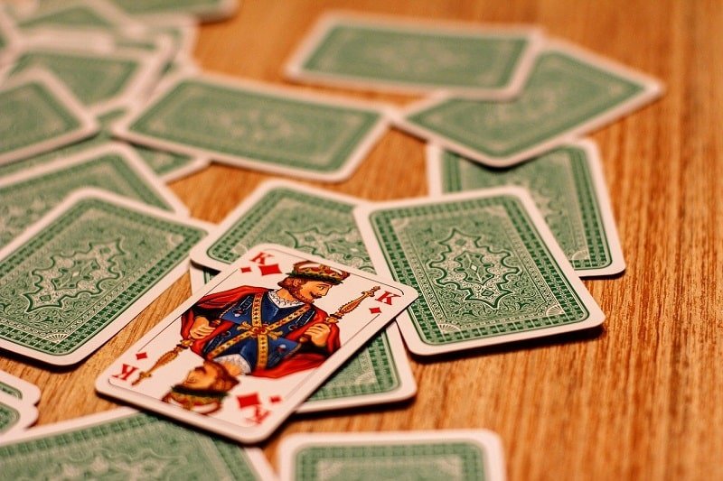 Kings Cup Regeln und Spielanleitung Dutzende Karten zeigen nach unten nur Königskarte sichtbar