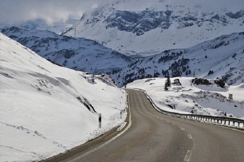 Foto-der-Winterstraße-durch-schneebedeckte-Berge
