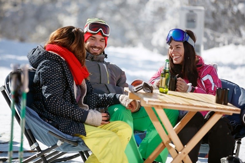Freunde im Ski Outfit reden und haben Spaß im Freien