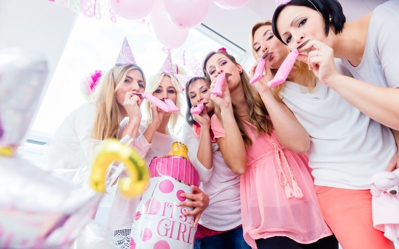 Alles über Babyparty: Spiele, Organisation & Geschenke Gruppe von Frauen auf Babypartyparty, die Spaß hat