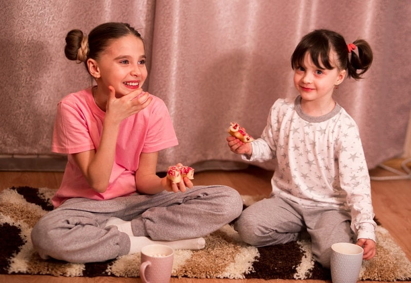 Übernachtungsparty - Große Nacht für die Kleinen! Kinderpyjama Party essen Donuts und lächeln