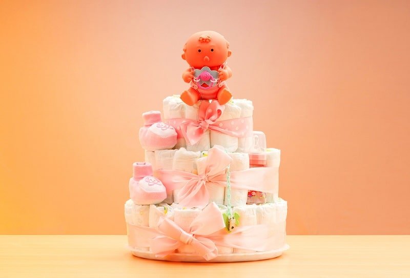Alles über Babyparty: Spiele, Organisation & Geschenke Kuchen aus Windeln auf Weiß