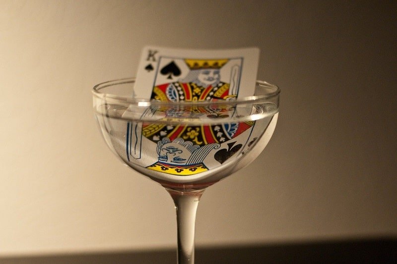 Königskarte versank in einem vollen Cocktailglas