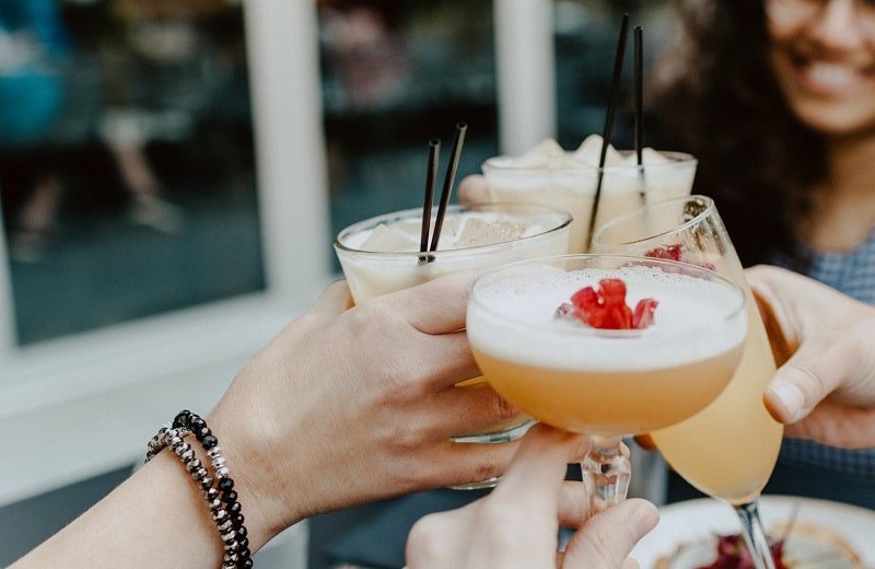 Alles über Babyparty: Spiele, Organisation & Geschenke Leute stoßen an mit alkoholfreien Cocktails