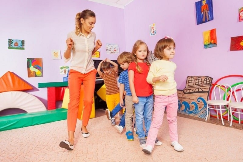 Mutter-Kinder-tanzen-im-Zimmer