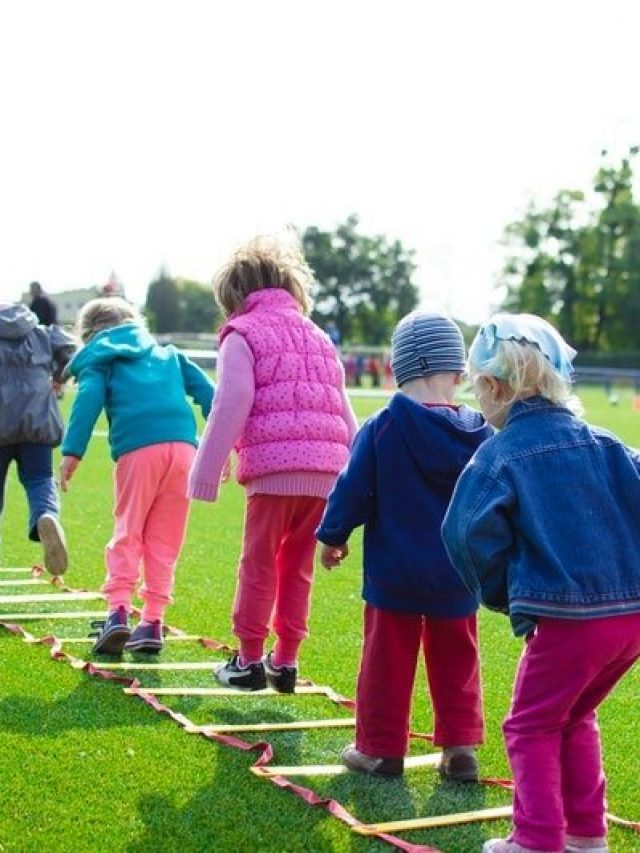 Kinder die draußen auf dem Feld spielen