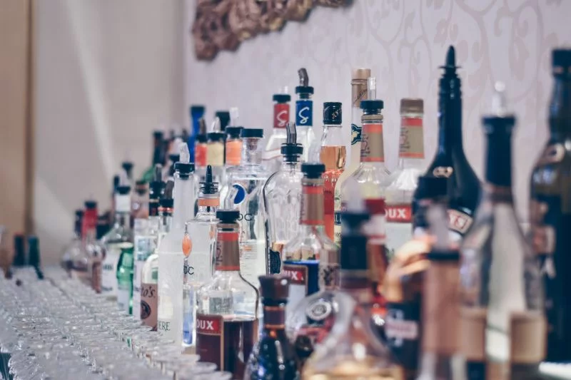 Bar voll mit Dutzend Alkoholflaschen