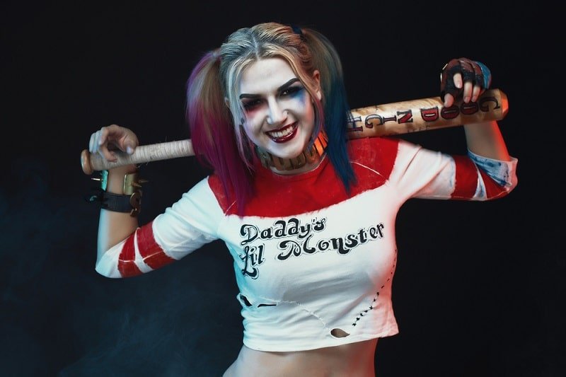 Gruppenkostüme - Für Jeden Anlass Cosplayer-Mädchen mit im Harley Quinn-Kostüm