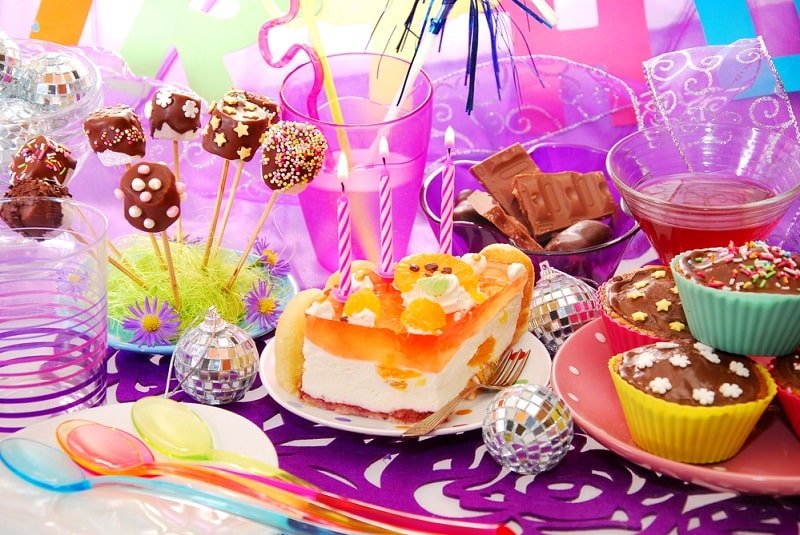 Dekoration des Geburtstagsfeier-Tisches mit Süßigkeiten