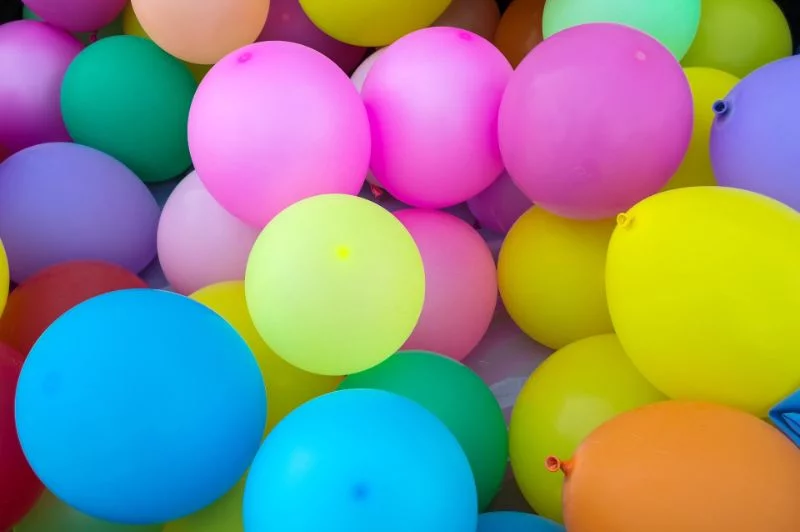Dutzend Luftballons auf einem Stapel