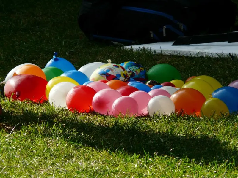 Dutzend Wasserballons auf Gras