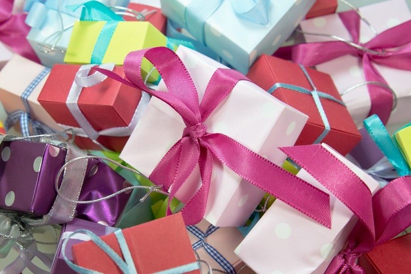 15 Ideen für die Geschenke zum ersten Geburtstag Dutzende Geschenkboxen schön verpackt