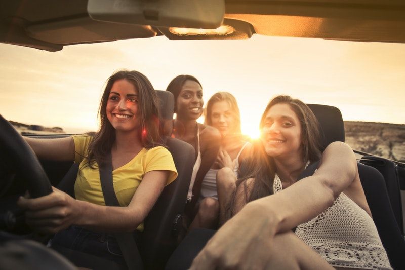 Frauen fahren in einem Cabrio-Auto