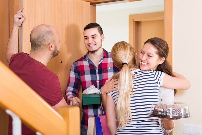Was Schenkt Man Zum Richtfest Tipps Für Das Perfekte Geschenk Gäste an der Tür mit Geschenken