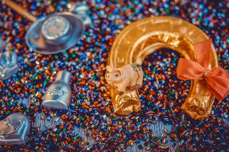 Was Schenkt Man Zum Richtfest Tipps Für Das Perfekte Geschenk Hufeisen in Dekorpapier