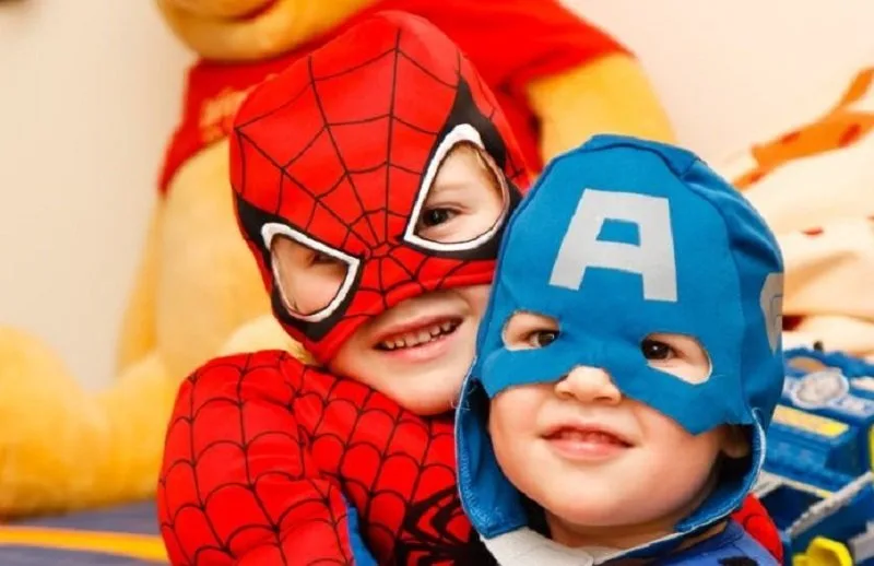 Jungen-als-Spiderman-Captain-America
