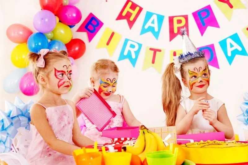 Kinder-mit-Schminken-auf-Geburtstagsfeier