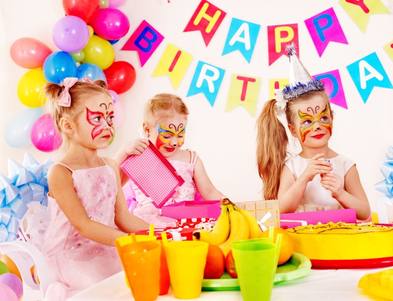 Kinderschminken - Maggie auf Kindergesichtern Kinder mit Schminken auf einer Geburtstagsfeier
