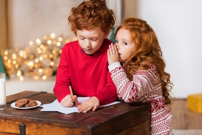 Kinder schreiben einen geheimen Brief