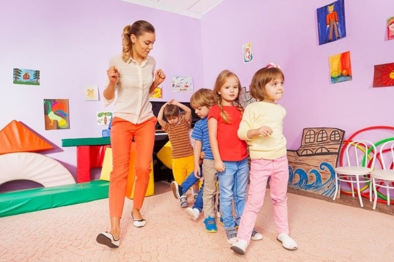 Kinder-stehen-in-einer-Reihe-und-tanzen