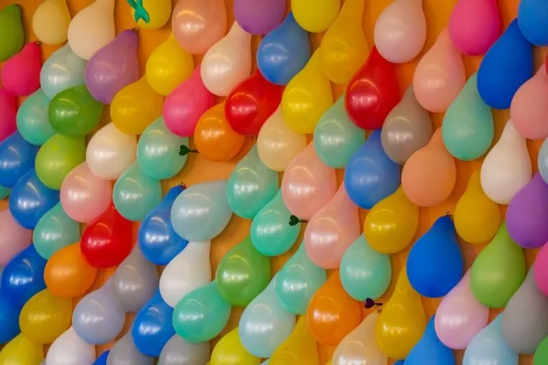 Luftballons-Wand-Pfeilen