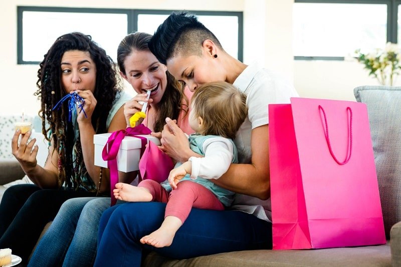 15 Ideen für die Geschenke zum ersten Geburtstag Mutter hält Baby in ihrem Schoß