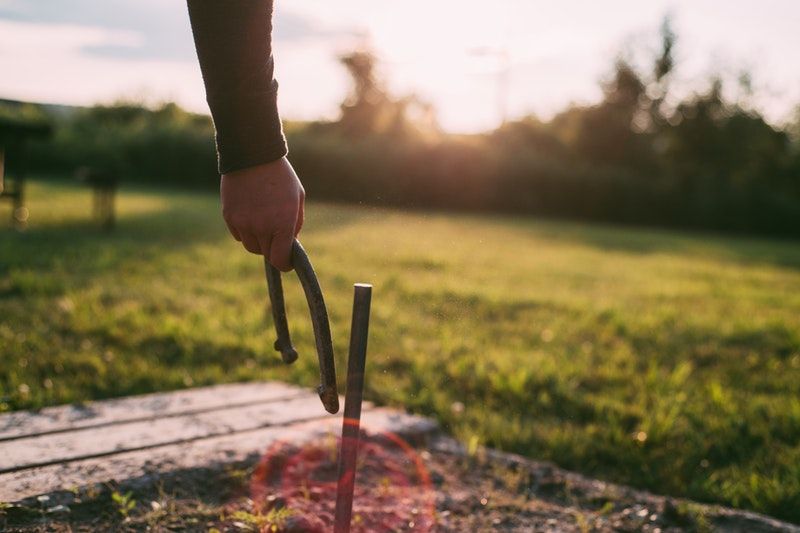 Was Schenkt Man Zum Richtfest Tipps Für Das Perfekte Geschenk eine Person, die Hufeisen in der Hand hält