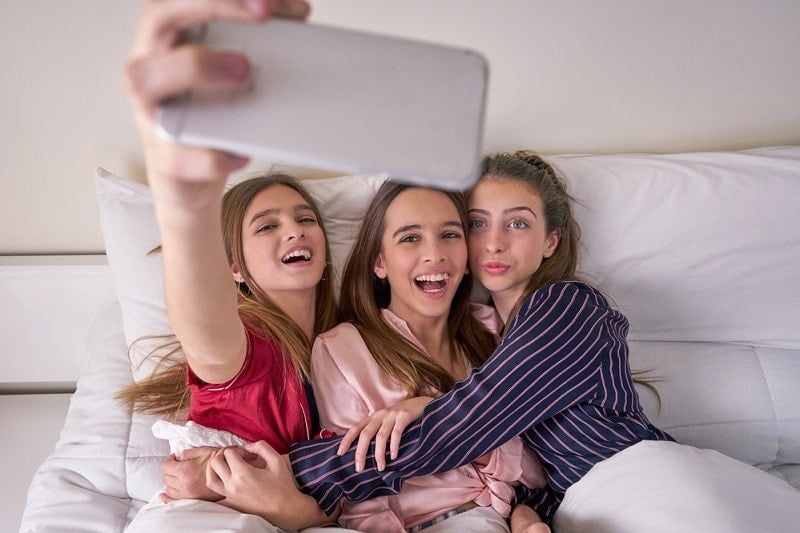 Pyjama-Party-3-Mädchen-Selfie-min