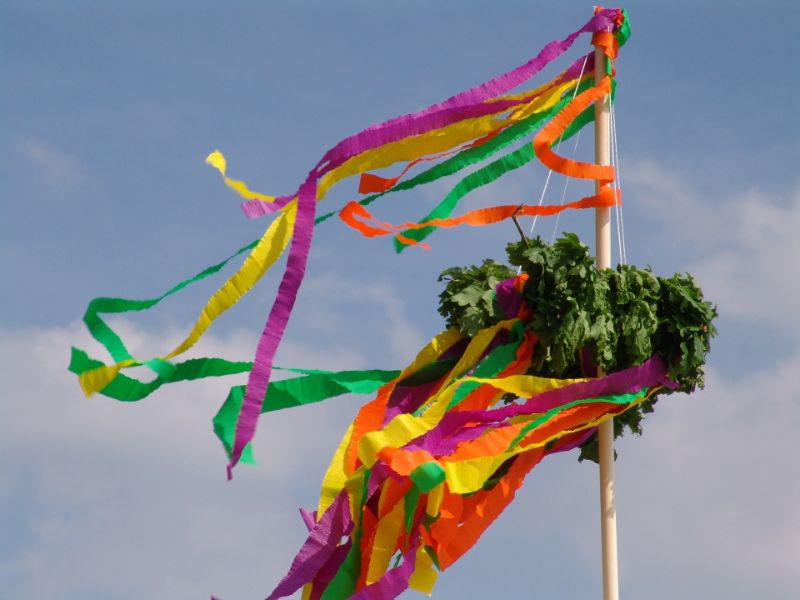 Was Schenkt Man Zum Richtfest Tipps Für Das Perfekte Geschenk Richtfest Zeremonie Dekoration auf dem Dach