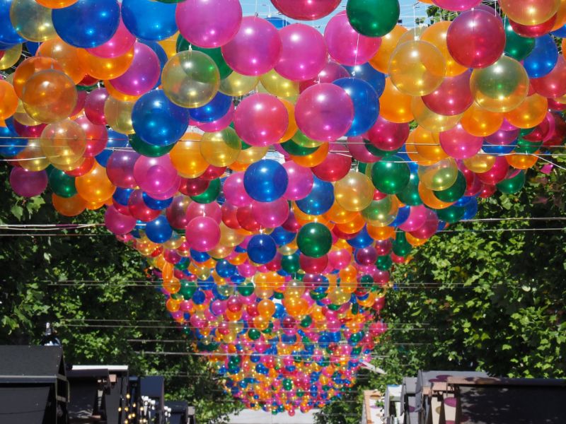 Luftballons - Alles Rund um die Ballons Straße voller Luftballons