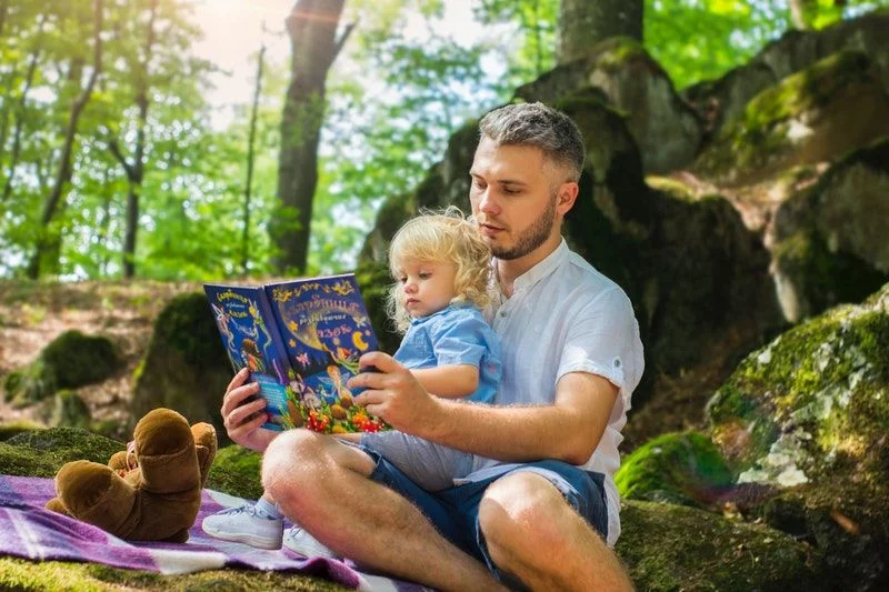 Vater und Tochter lesen tagsüber ein Buch