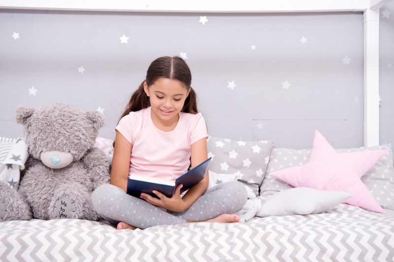 Personalisiertes Kinderbuch - Wenn Kinder zu Helden Werden kleines Mädchen liest eine Geschichte zu Teddybär