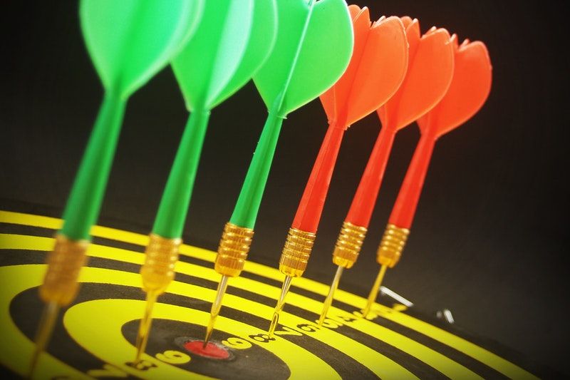10 Spiele für draußen rote und grüne Pfeile auf dem Brett
